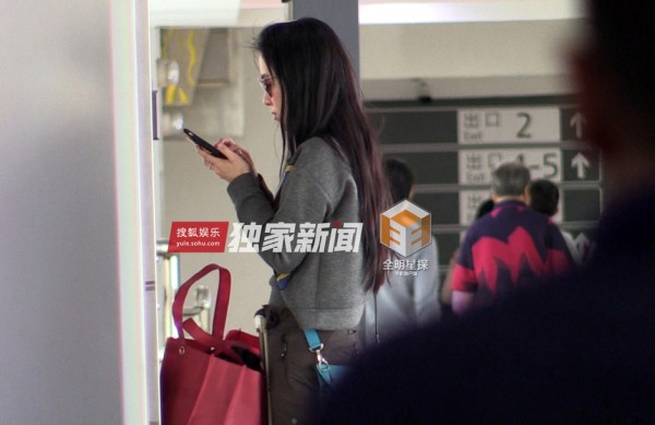 叶璇与男友小默先生破分手传闻 两人游三亚牵手搭肩显甜蜜