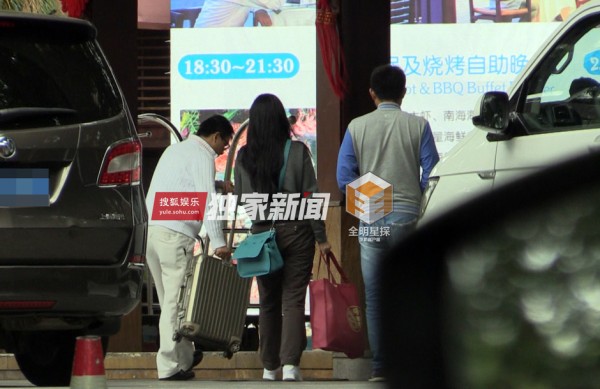 叶璇与男友小默先生破分手传闻 两人游三亚牵手搭肩显甜蜜