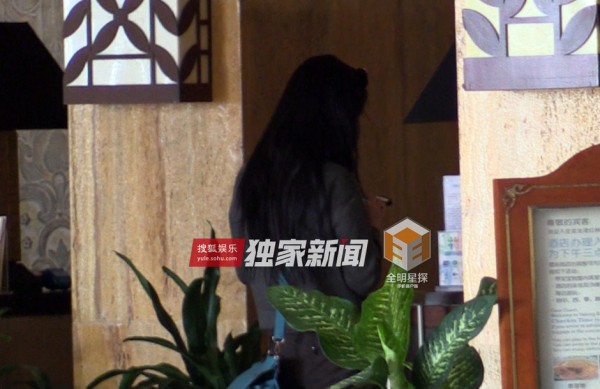 叶璇与男友小默先生破分手传闻 两人游三亚牵手搭肩显甜蜜