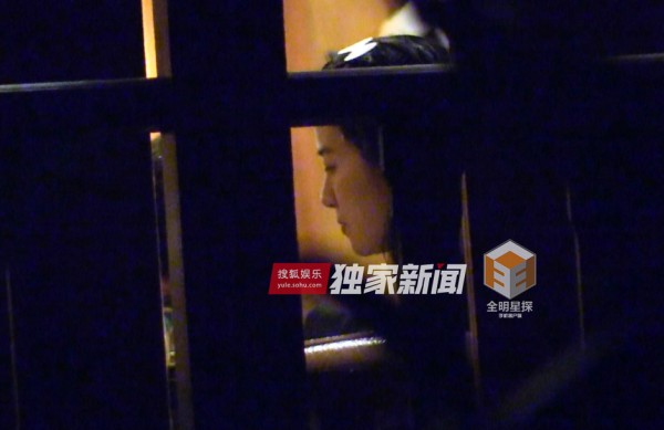 叶璇与男友小默先生破分手传闻 两人游三亚牵手搭肩显甜蜜