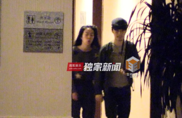 叶璇与男友小默先生破分手传闻 两人游三亚牵手搭肩显甜蜜