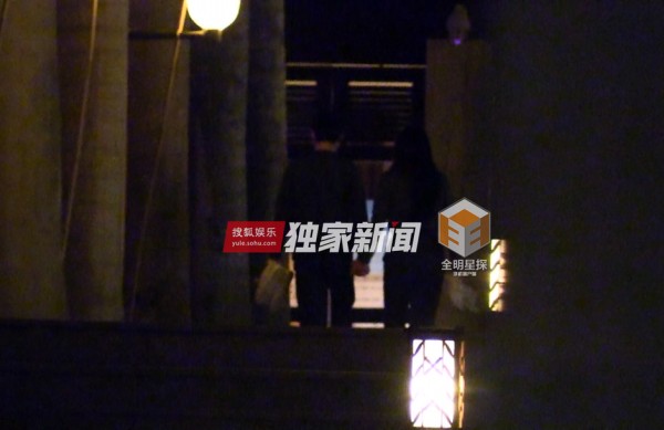 叶璇与男友小默先生破分手传闻 两人游三亚牵手搭肩显甜蜜