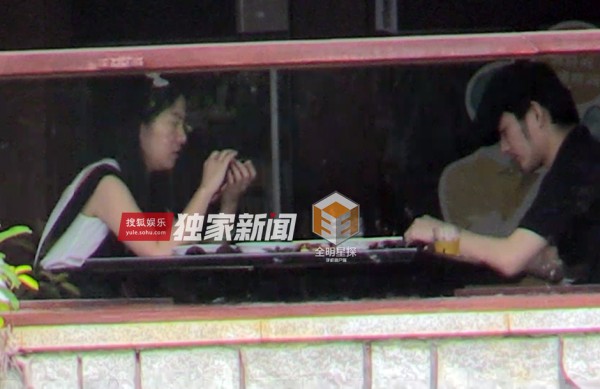 叶璇与男友小默先生破分手传闻 两人游三亚牵手搭肩显甜蜜