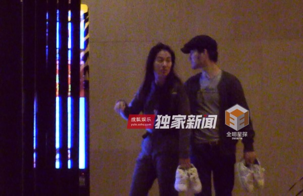 叶璇与男友小默先生破分手传闻 两人游三亚牵手搭肩显甜蜜