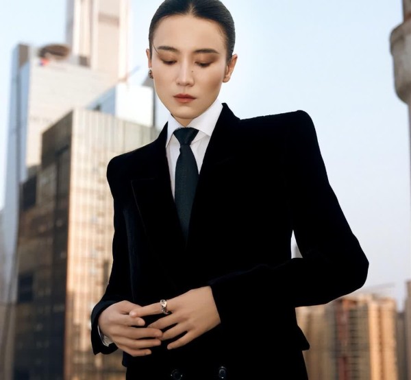 刘涛醉后竟坐宋佳大腿,姐妹情深or炒作,成年人的友谊太感人!