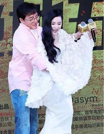 成龙终于承认他与范冰冰的关系!网友:难怪会那么对待范冰冰