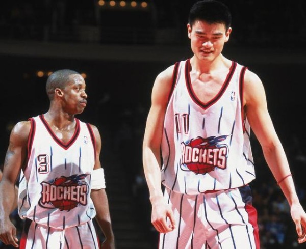 农人小甜妞147:姚明,中国男篮的第一人,当年在NBA打球的时候,他与谁的关系最好呢?其实是弗朗西斯,从以下三件事最能说明问题。
当时姚明还是新秀的时候,在和马刺对战中,刚刚开始姚明以他的超强的实力拿了27分以及18个篮板帮助球队赢了马刺,后面马刺做了调整,在后面三场比赛中,火箭都输了,而姚明拿到的分还特别低,只有11和14和2分。这下助理教练史密斯就生气了,对着姚明破口大骂,这时候只有弗朗西斯站...