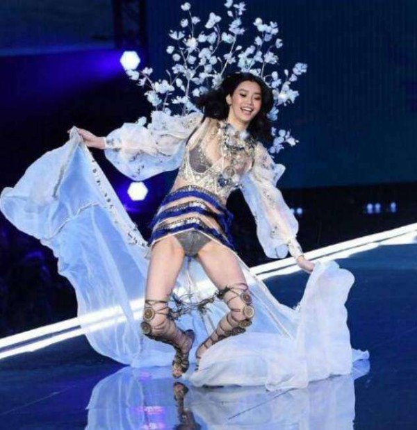 舞台上不幸“出丑”的5大女星,最后一位丢脸丢出了国际!