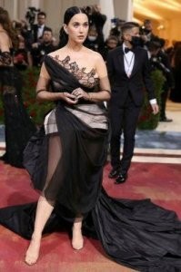 ​GigiHadid身着黑色透视纱裙亮相红毯，展现优雅锁骨与完美身材比例