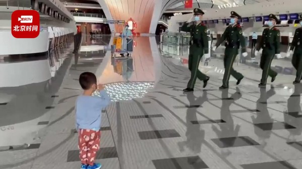 两岁男孩向武警战士敬礼获暖心回应 孩子爸爸:从小就喜欢兵哥哥