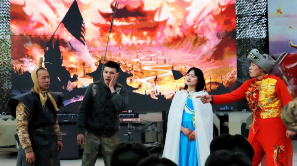 王凯馨(右二)参演小品《歃血为盟》。受访者供图