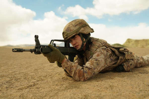 参加据枪训练的王凯馨。受访者供图