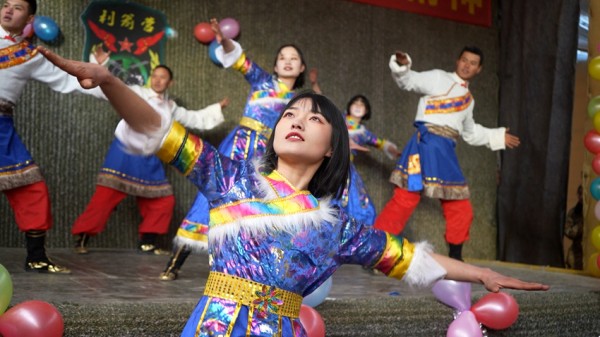 王凯馨给官兵表演蒙古舞。受访者供图