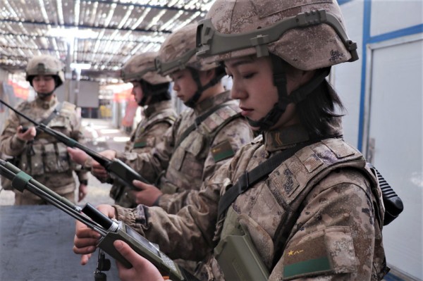 王凯馨(右一)参加通信器材操作训练。受访者供图