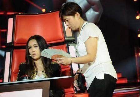 她比那英还会“耍大牌”,脚踢武警裆部被打,网友:滚出娱乐圈