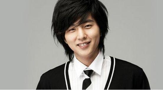 男星被96岁爷爷控诉骗走房产，还联合小9岁女友将其赶出家门！