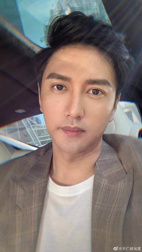 王仁君的同学都有哪些，他是袁珊珊的班长吗？