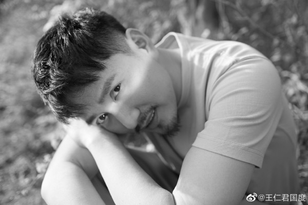 王仁君的同学都有哪些，他是袁珊珊的班长吗？