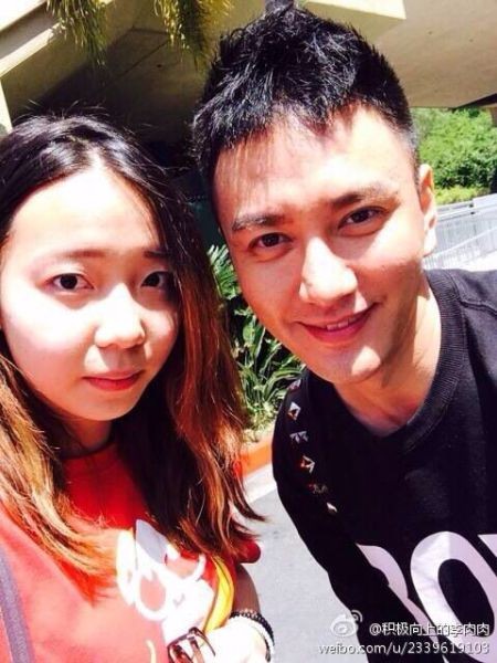 粉丝与王仁君合影