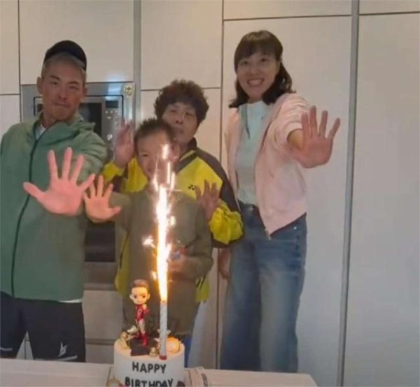 林丹西班牙庆生画面:同框谢杏芳显娇小,9 岁儿子举动看哭网友