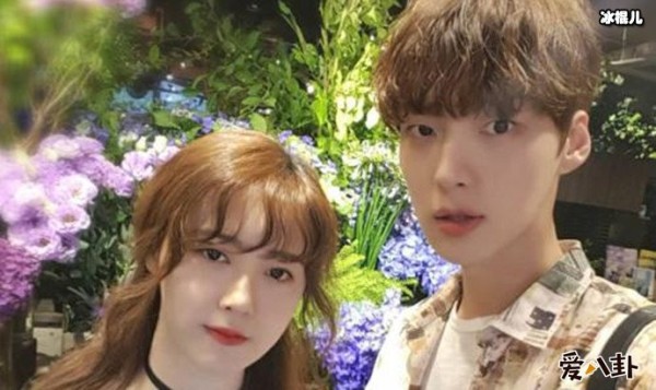 具惠善安宰贤亲密合照