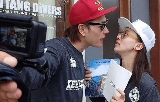 好突然!吴谨言洪尧晒红底照官宣结婚:今天领的