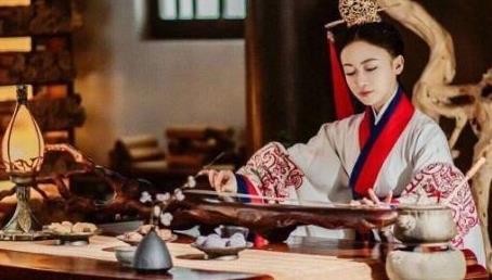 吴谨言不理演技差事件,开心晒午餐自拍照,郭晓东4个字评论被赞