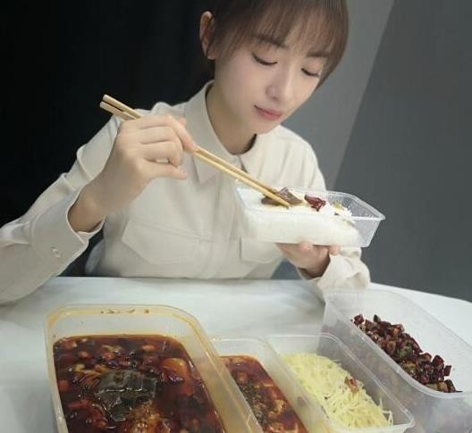 吴谨言不理演技差事件,开心晒午餐自拍照,郭晓东4个字评论被赞