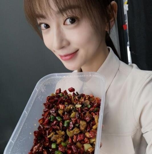 吴谨言不理演技差事件,开心晒午餐自拍照,郭晓东4个字评论被赞