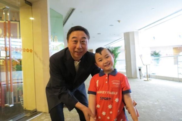 6岁登春晚走红,8岁得病去世,墓前摆满零食,网友:童子命