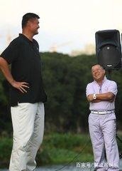 明星们和姚明合影:曾志伟最尴尬,杨幂最机智,不愧是高情商!