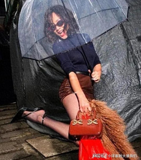 59岁刘嘉玲香港街头彻底放飞,三角裤外穿配黑丝袜,这是啥新潮流