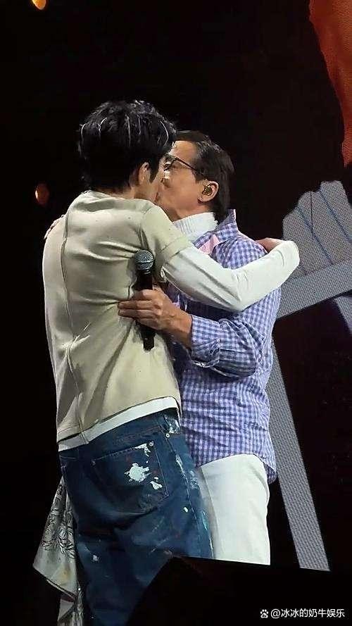 成龙和王力宏亲嘴!关系好成这样?其实,这已经不是第一次了