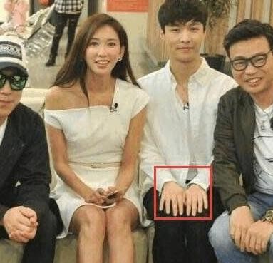 张艺兴和女星的合照,只是这手在哪放呢