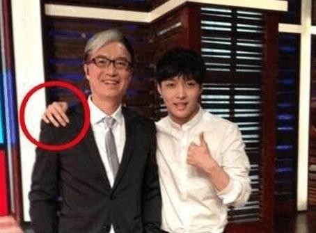 张艺兴和女星的合照,只是这手在哪放呢