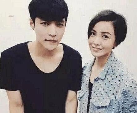 张艺兴和女星的合照,只是这手在哪放呢