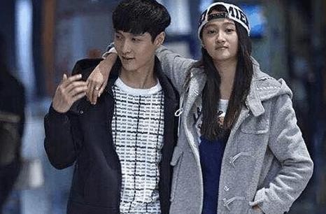 张艺兴和女星的合照,只是这手在哪放呢