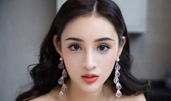 25岁的车模美女,完美曲线轻松驾驭旗袍,身材真是让人羡慕