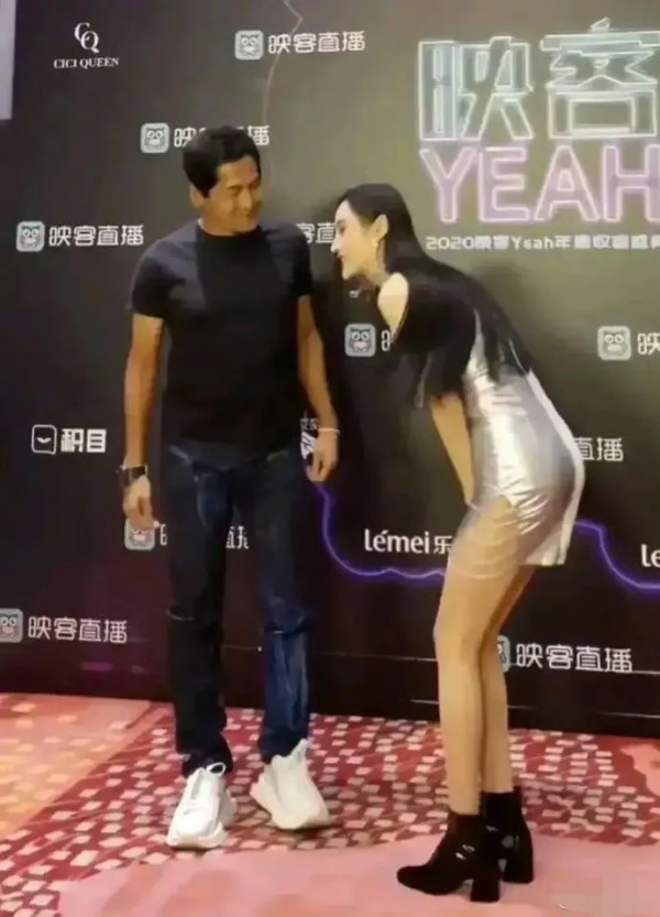 开朗豪豪ETF392:好色是男人的本色,当年著名歌手齐秦,在见到内陆影视演员吴春怡的时候,被吴春怡的美貌给惊艳到了
资深歌手齐秦在见到年轻演员吴春怡时,被对方的美貌惊艳到一时失态。据说,当时齐秦目不转睛地看着吴春怡,甚至未对她的敬礼作出回应。吴春怡比齐秦小了整整30岁,以1.74米的身高站在齐秦面前显得落落大方,出于对前辈的尊重,她主动施礼。然而,齐秦的反应却让人不禁好奇,是否在职场交往中,保持适...