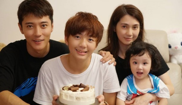 张丹峰洪欣姐弟恋,与继子穿情侣鞋,二人关系胜过亲生!