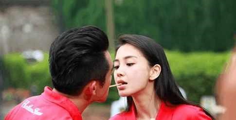 郑凯和杨颖录制跑男时嘴对嘴吃饼干的时候,两个人亲上了吗?