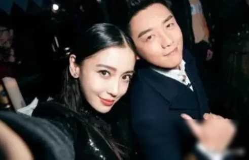 大众优闻:郑凯与baby相聚香港,昭示了娱乐圈中难得的真挚友谊。在baby低谷时期,郑凯始终与她并肩,彰显了真诚的友情。就在所有人都远离baby之际,郑凯却义无反顾地守候在她身旁,这十年来的友谊实非虚言。
这段娱乐圈内的真挚友情,有如磁石般吸引着人们的目光。相比于那些表面上的虚情假意,郑凯与baby之间的情谊,宛如一壶清茶,在浊浪中显得格外清新。就像一句古语所言:“海内存知己,天涯若比邻”,郑凯和...