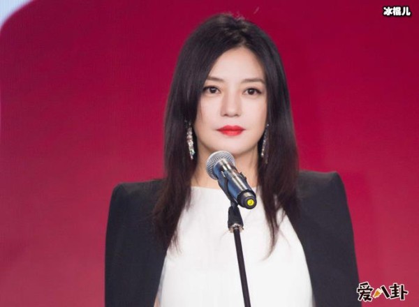 赵薇转行当起带货主播,直播红酒原来是她家产的