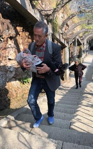 过世的爷爷抱着一个孩子 人物 第1张