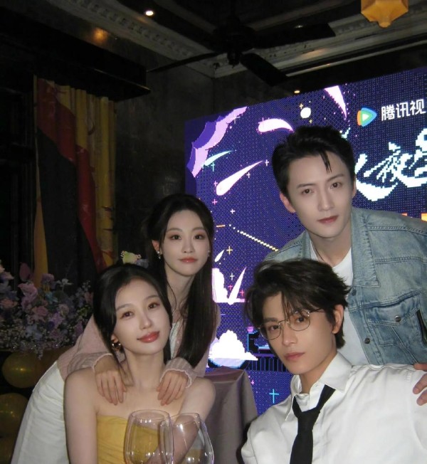 虞书欣携爷爷出席《永夜星河》庆功宴，贵气造型尽显温馨亲情