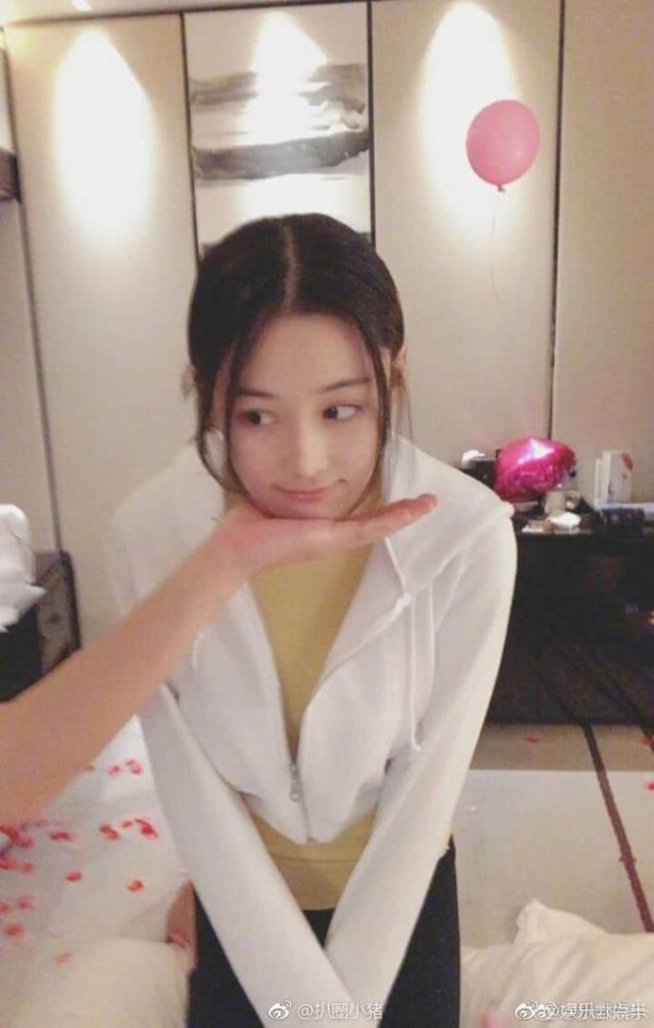 张继科景甜公开后, 张馨予也有新恋情? 晒男友视角庆生: 很幸福!