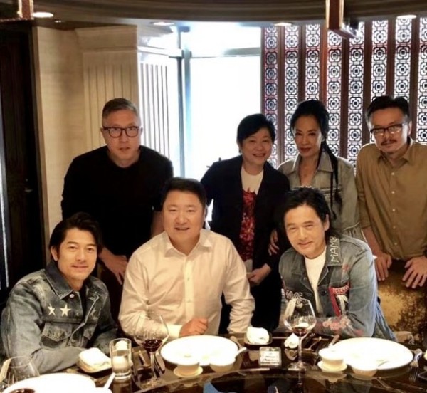 大家一起吃饭合影