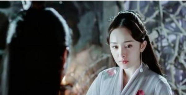 他曾帮助了还在十二线的杨幂,后来杨幂火了,他却很少再出现