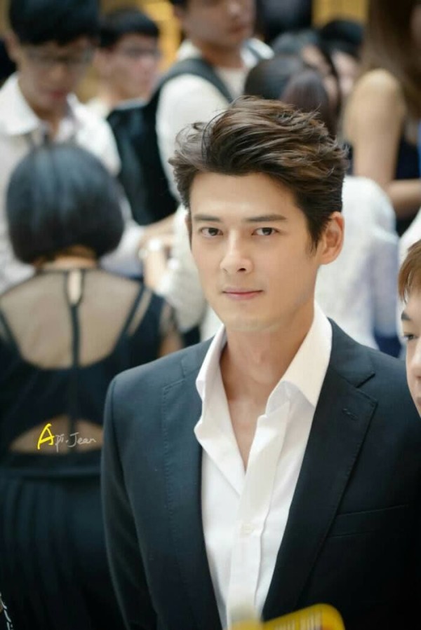 他曾帮助了还在十二线的杨幂,后来杨幂火了,他却很少再出现