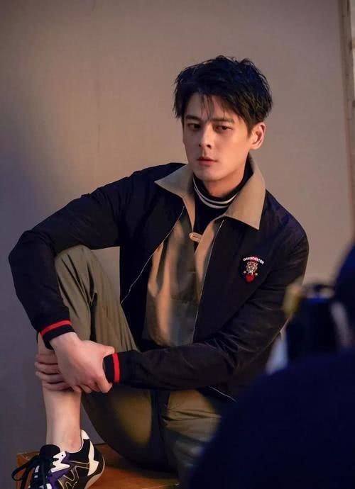 他曾帮助了还在十二线的杨幂,后来杨幂火了,他却很少再出现